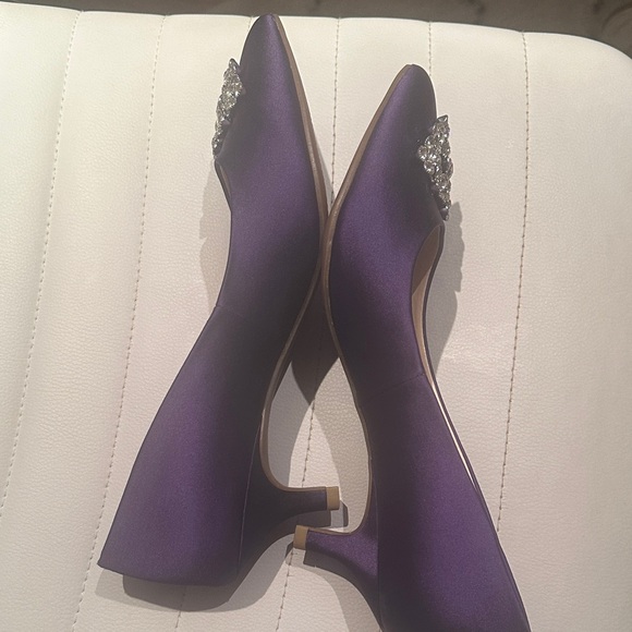 Elegant Purple Satin Pointed Toe Kitten Heels with Crystal Brooch 7 M - Picture 3 of 5